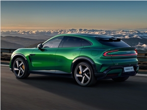 马上卖车！雷军发AI拜年图：由小米员工用AI制作