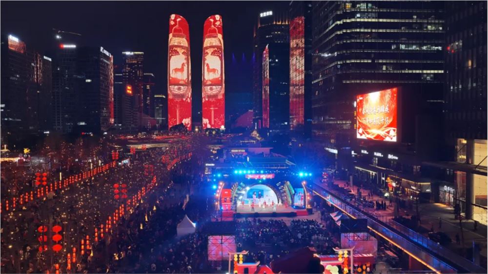 小铁科技集团亮相2026成都元宵盛典，AI力量点亮双塔巨幕