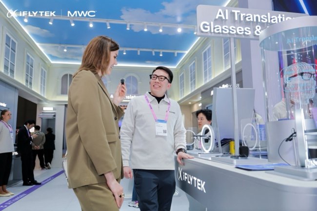 MWC首秀即焦点！讯飞AI眼镜携多模态同传大模型革新智能穿戴体验